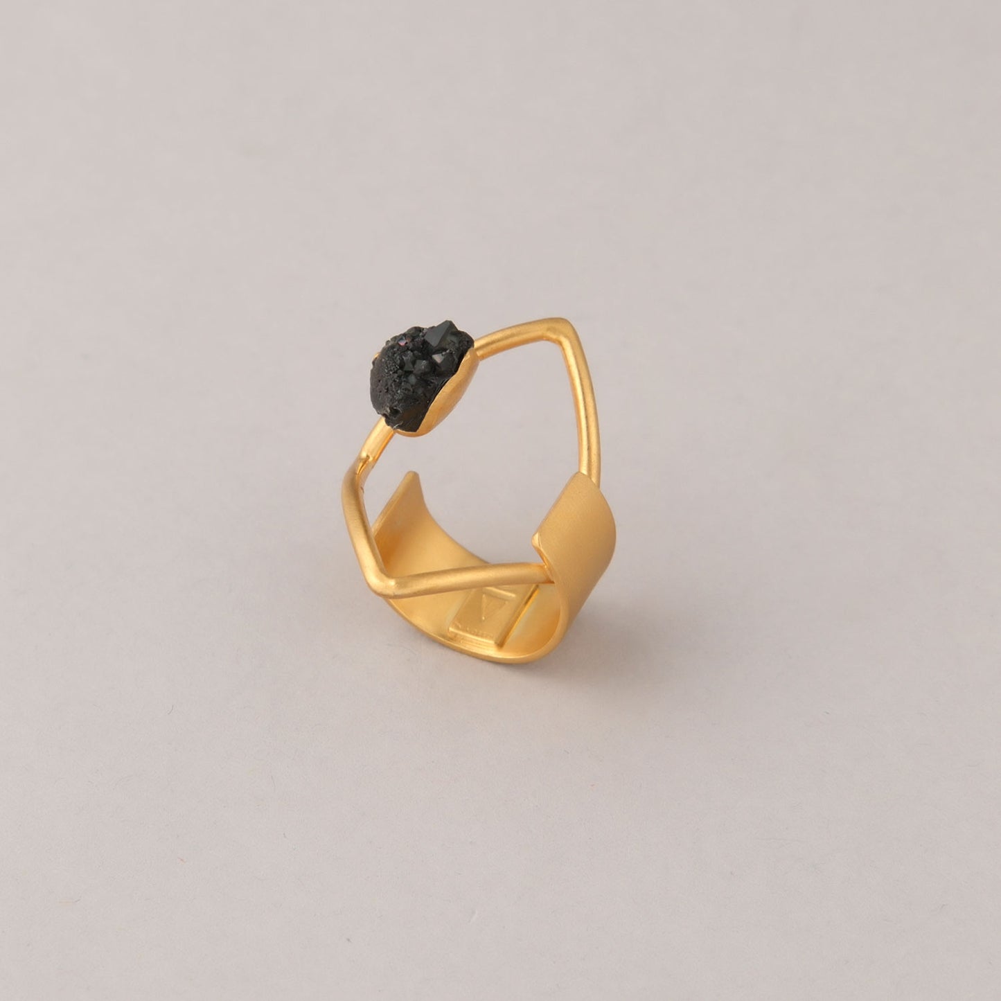 Anello Vulcanica - Dorato con agata nera