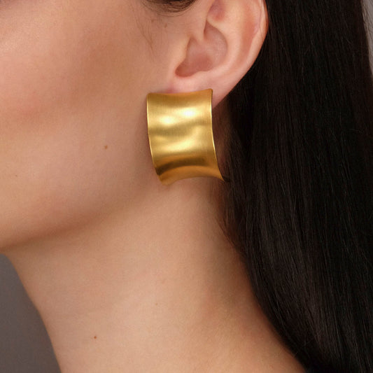 Orecchini_Alchimia_Dorato_Indossato_Lateriale_Katherina_Vassou