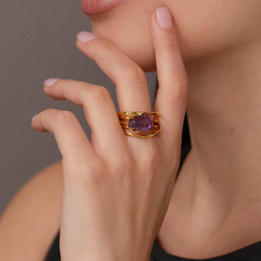 Sailing ring with stone