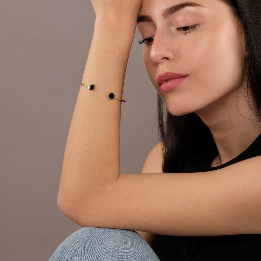 bracciale-donna-cerchi-neri-dorato-francesca-bianchi-design indossato2