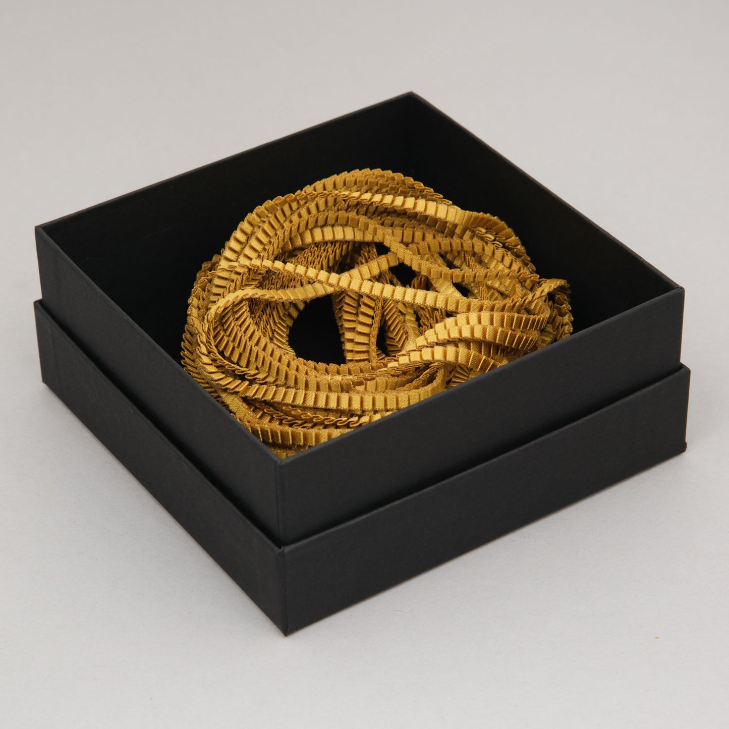 collana-Seta-dorata-Packaging-Alexandra-Tsoukala