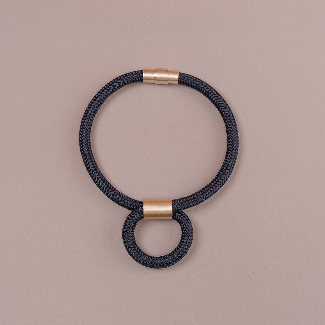collana-cerchio-blu-e-argento-carlotta-scarabeo-frontale
