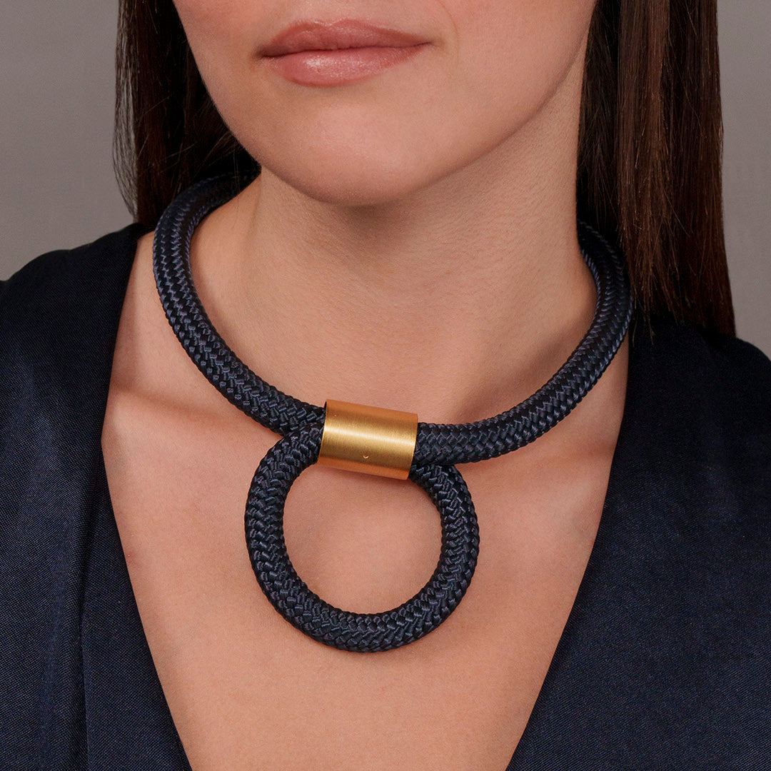 collana-cerchio-blu-e-oro-carlotta-scarabeo