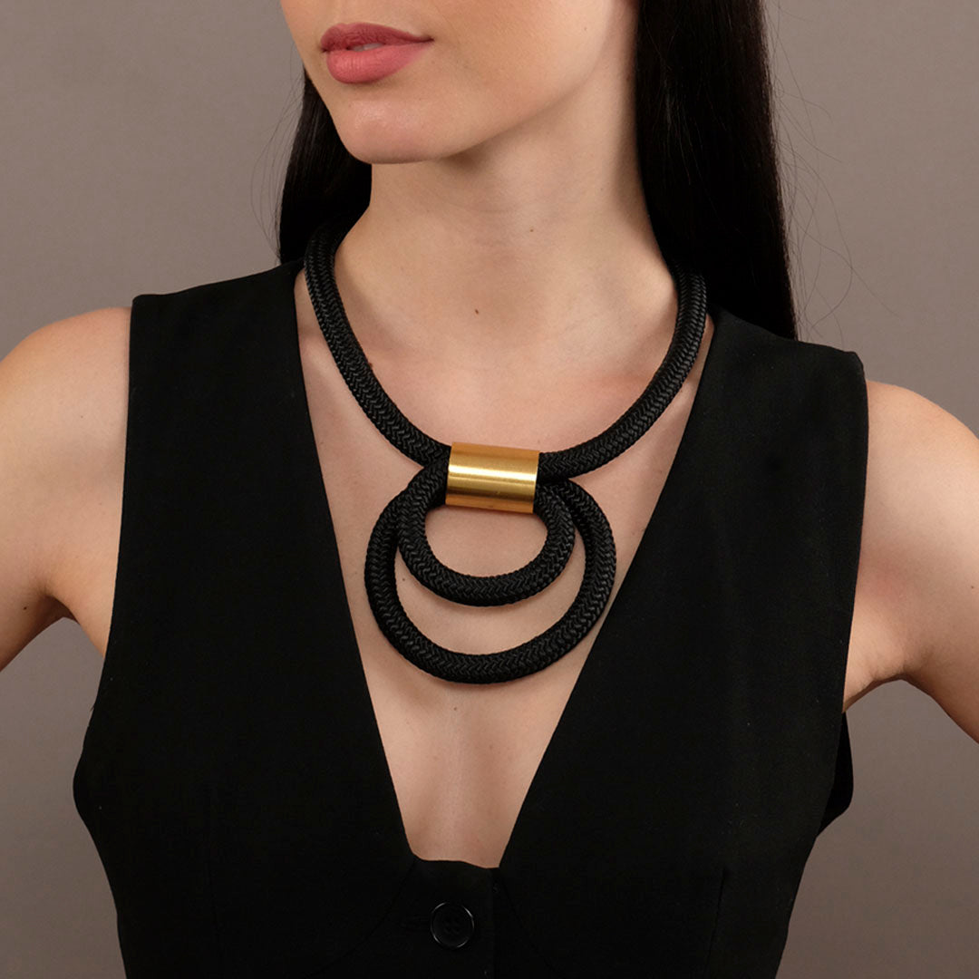 collana-donna-cerchio-nero-carlotta-scarabeo_indossato