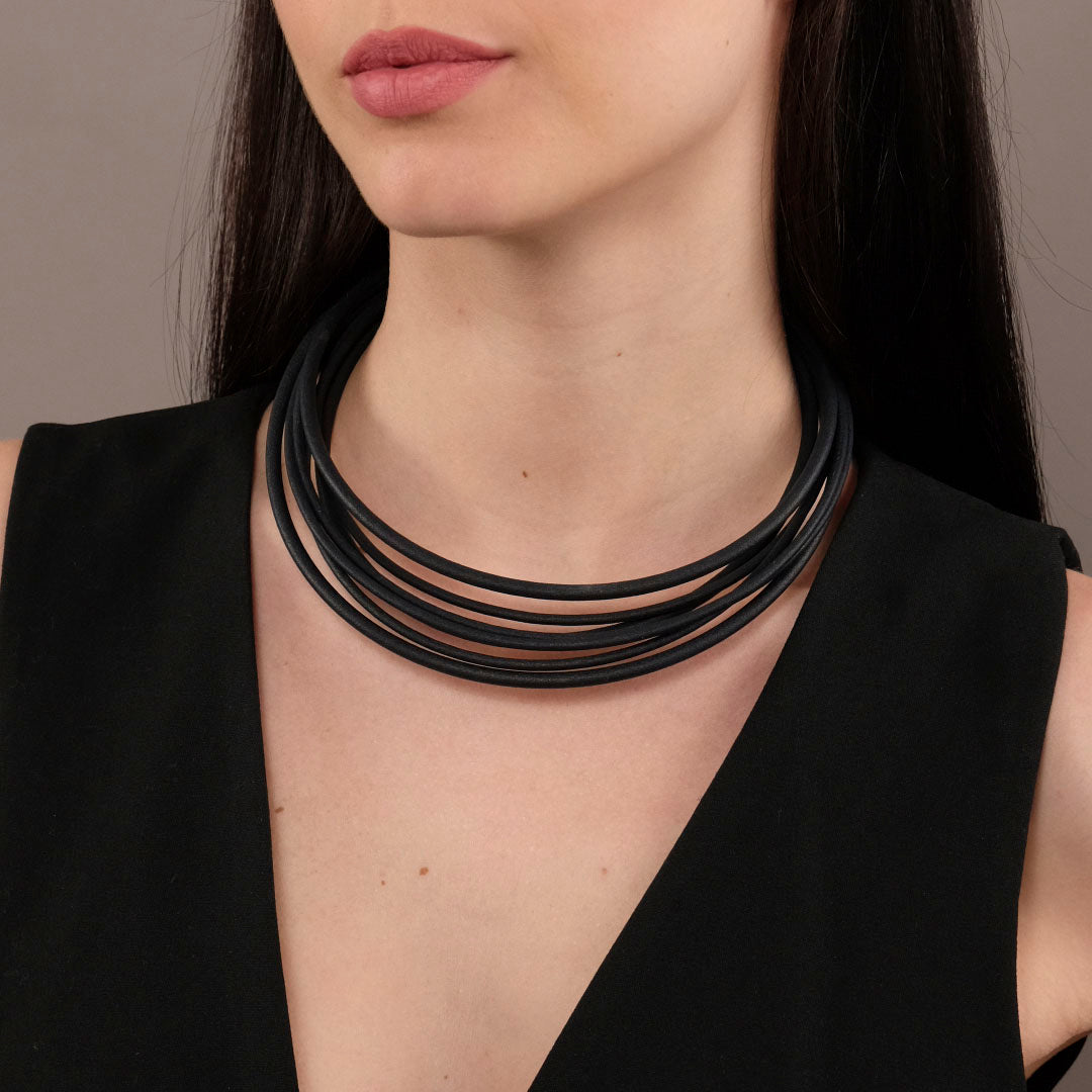 collana-donna-multifili-nera-stampa3d_indossata