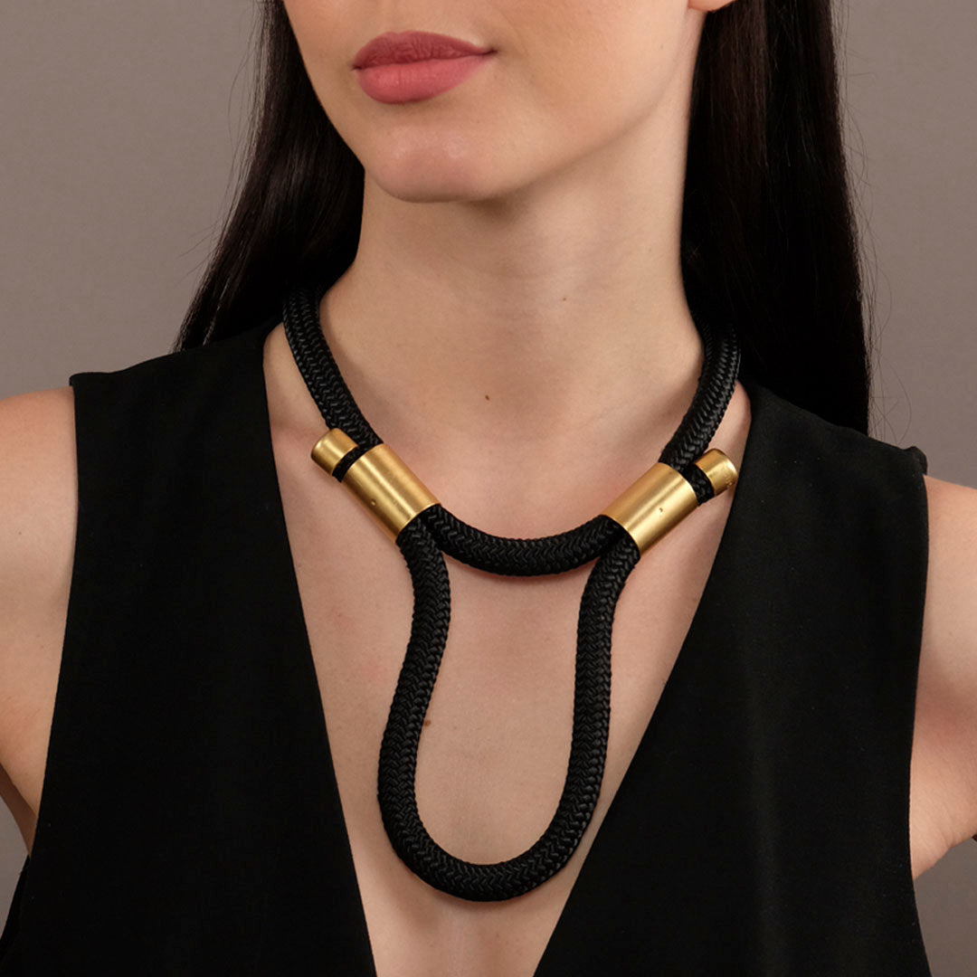 collana-donna-nero-e-oro-carlotta-scarabeo-frontale