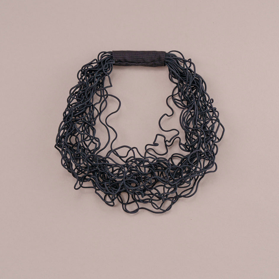 collana-donna-riccia-blu-silvia-toso-frontale