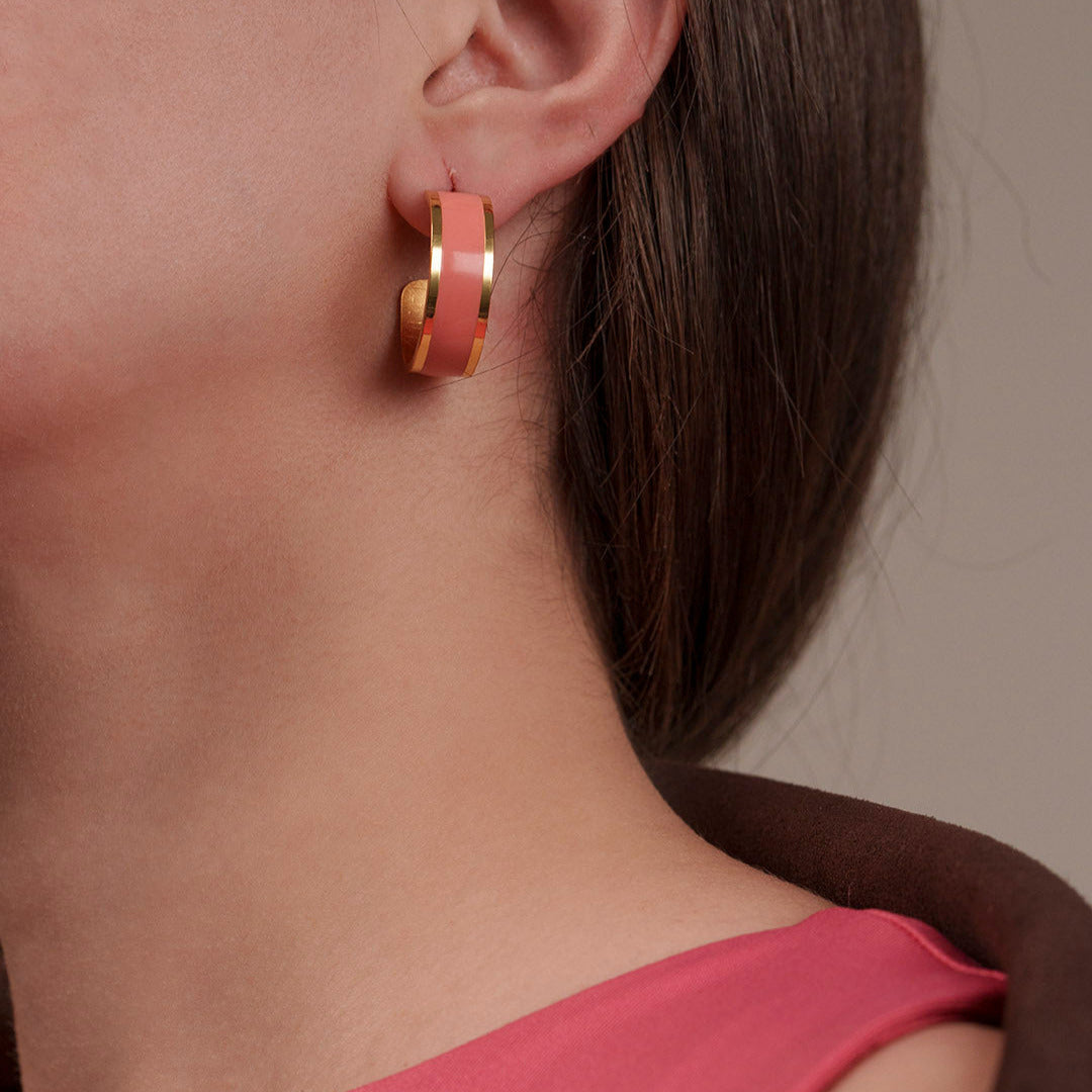 orecchini-donna-fascia-rosa-pesca-francesca-bianchi-design-indossato