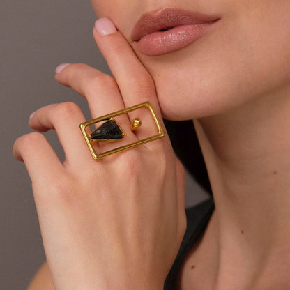 Anello Cornice - Dorato con agata nera