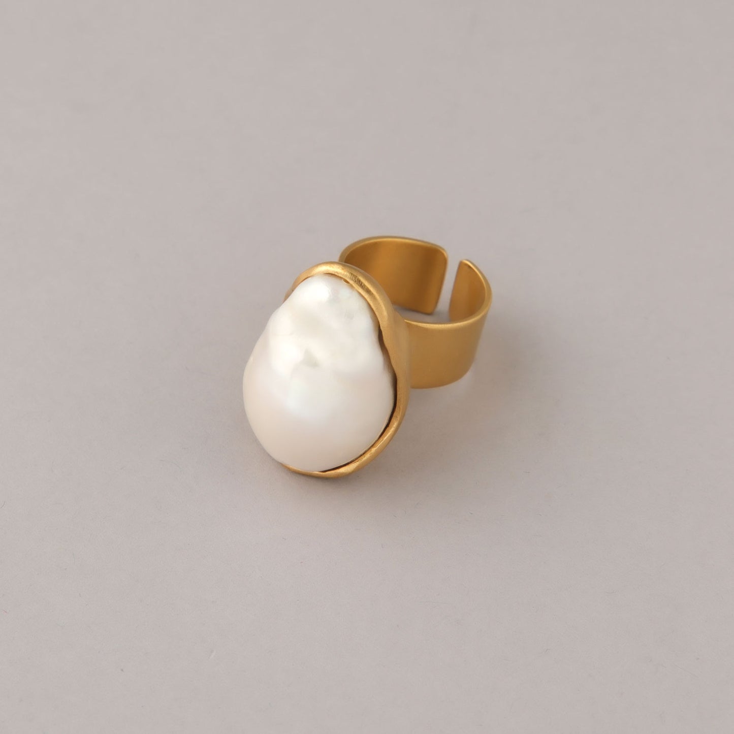 Anello Barocco - Dorato con perla barocca