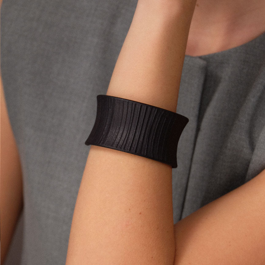 Bracciale-Concavo-Nero-Indossato-Bijouets