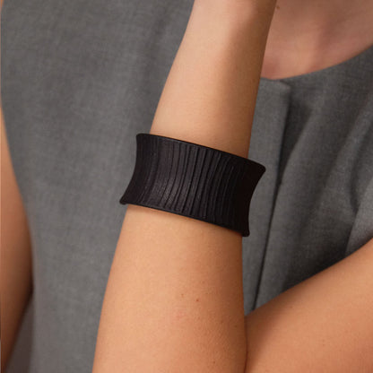 Bracciale-Concavo-Nero-Indossato-Bijouets
