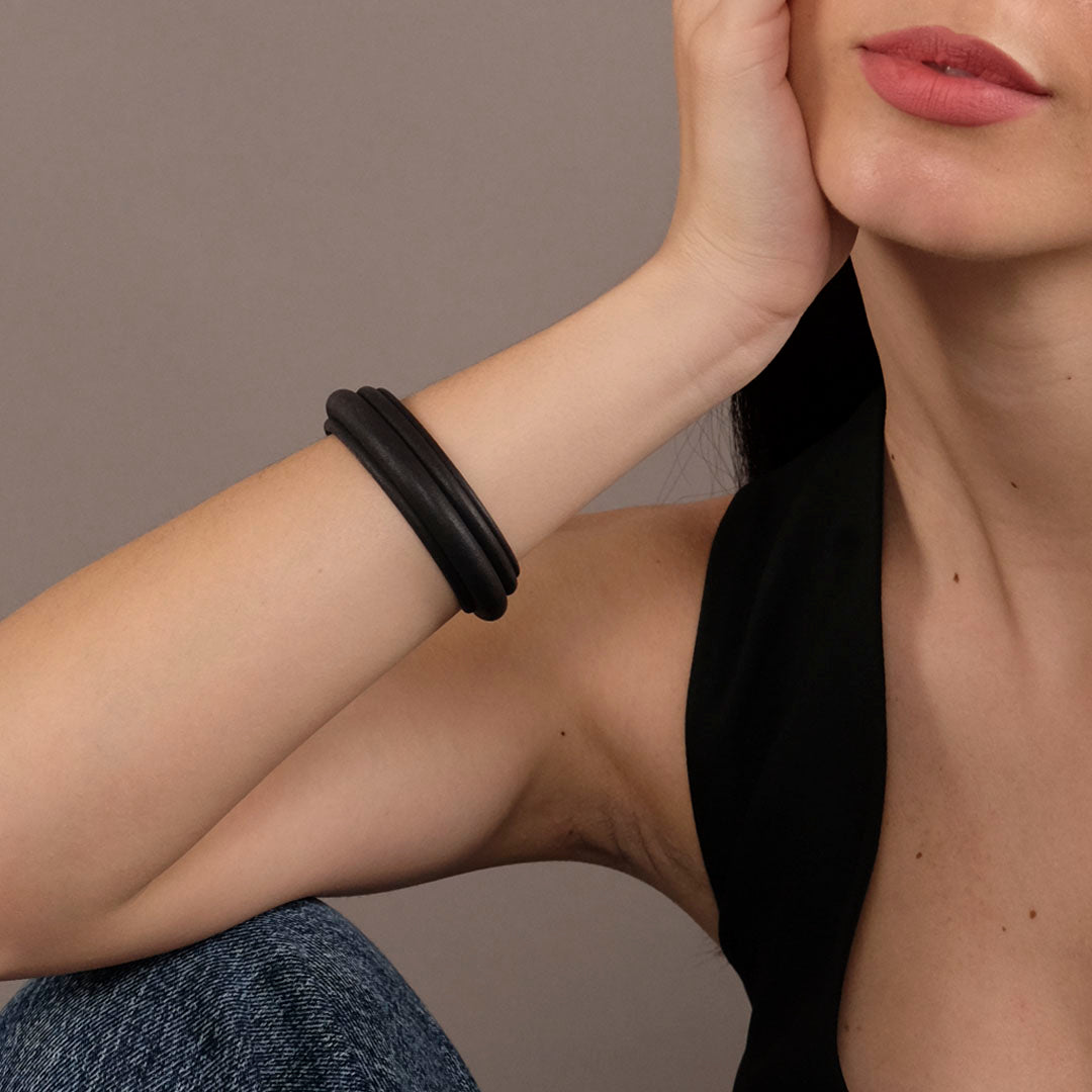 Bracciale-Dorica-Nero-Indossato-Bijouets