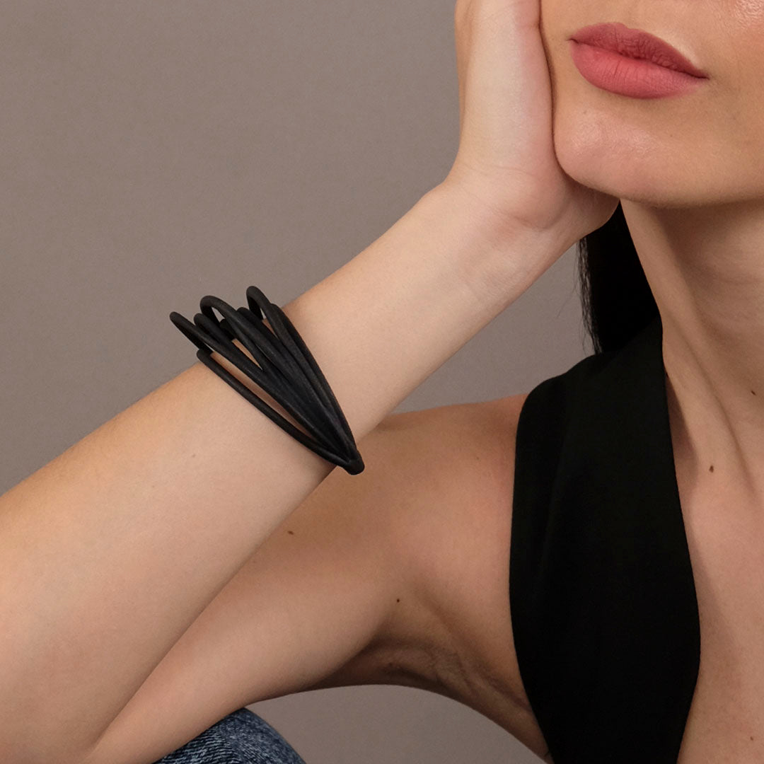 Bracciale-Filamento-Nero-Indossato-Bijouets