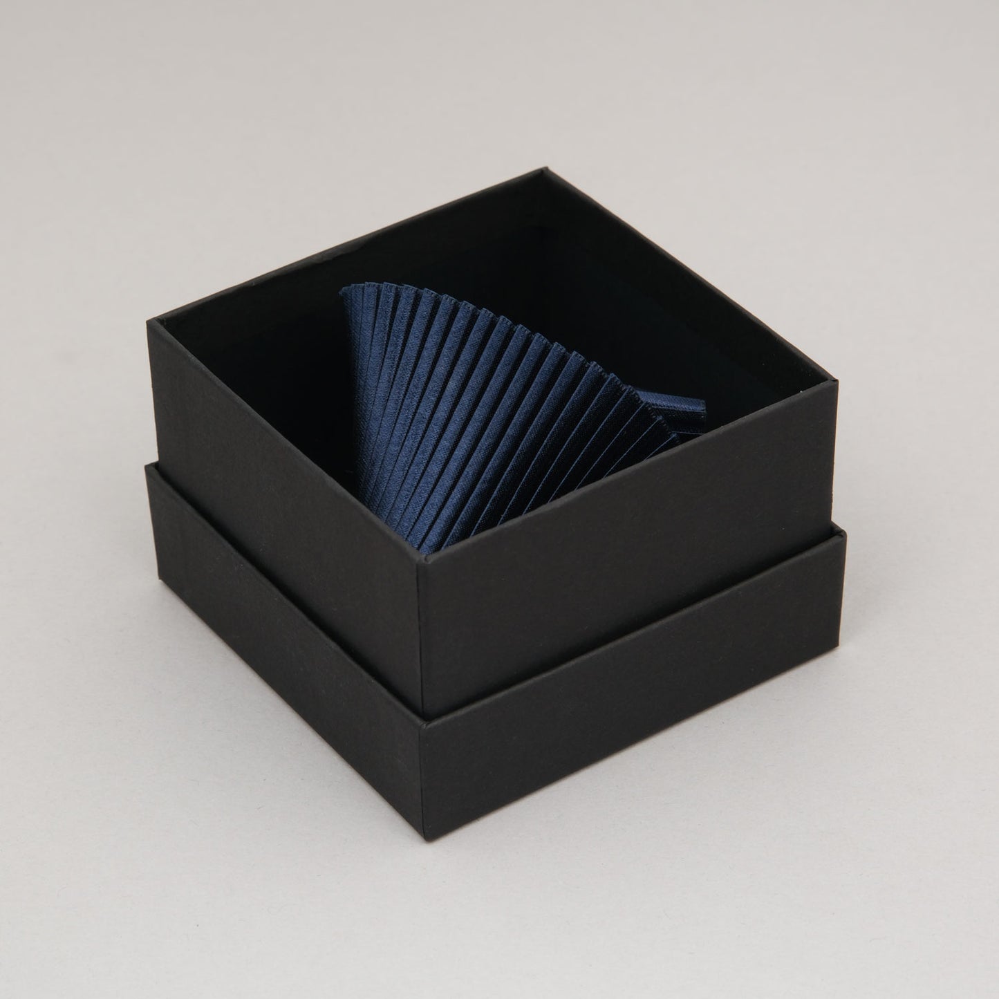 Bracciale-Seta-Blu-Navy-Packaging-Alexandra-Tsoukala