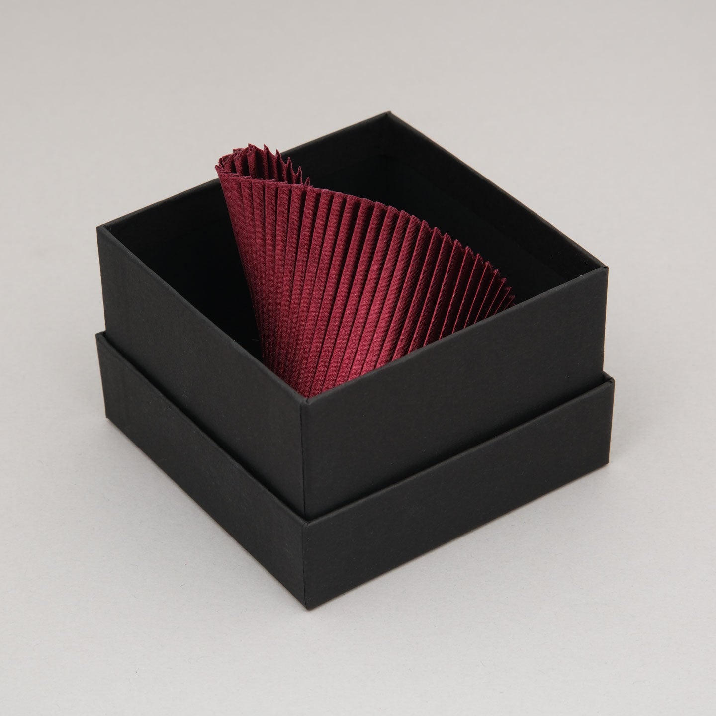 Bracciale-Seta-Bordeaux-Packaging-Alexandra-Tsoukala