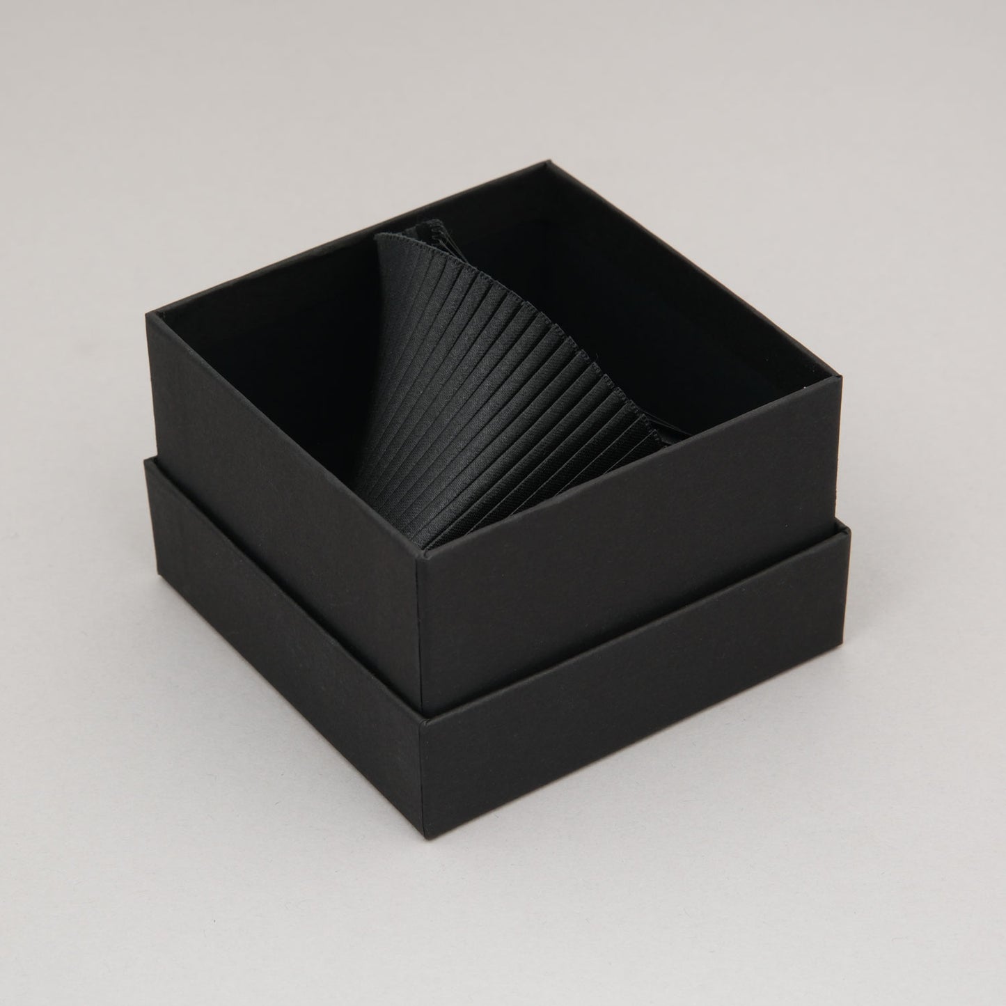 Bracciale-Seta-Nero-Packaging-Alexandra-Tsoukala