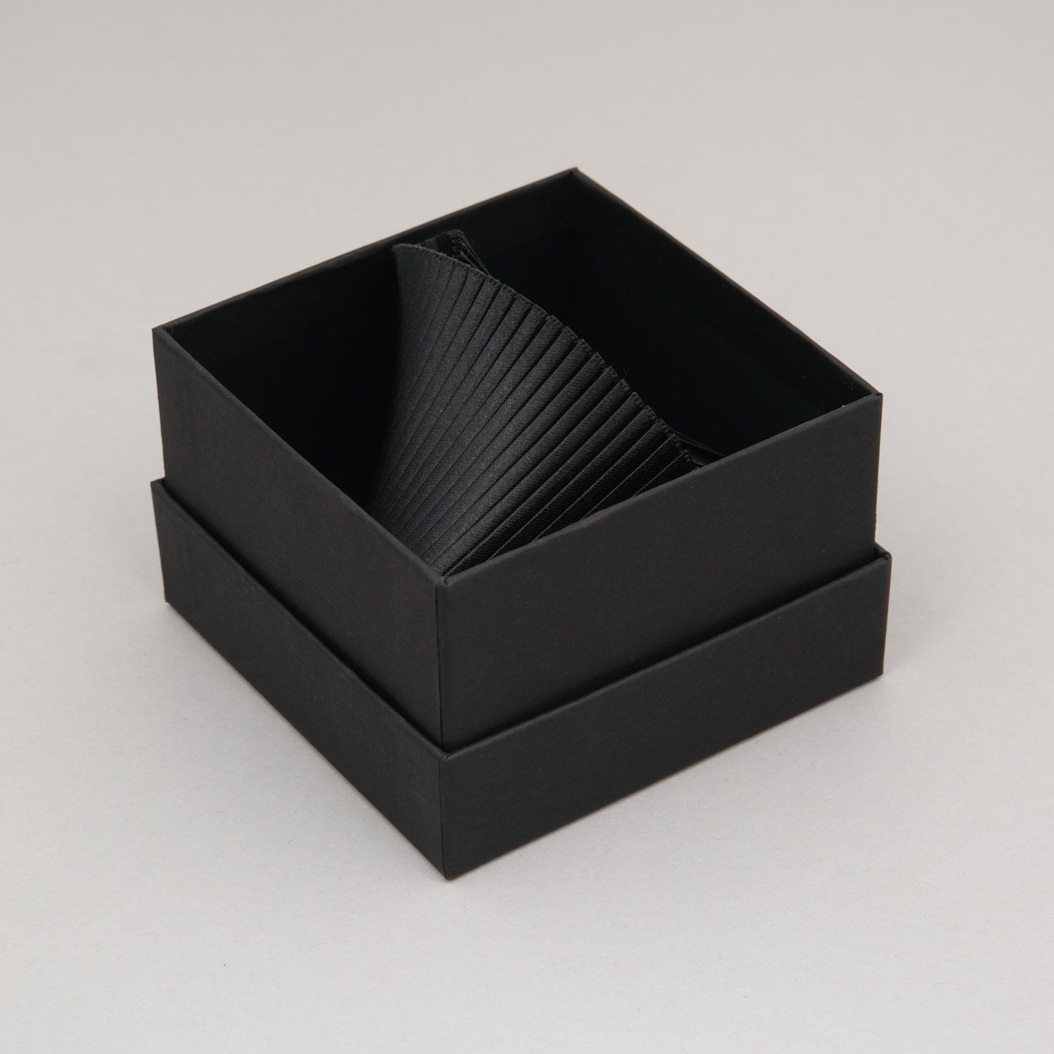 Bracciale-Seta-Nero-Packaging-Alexandra-Tsoukala