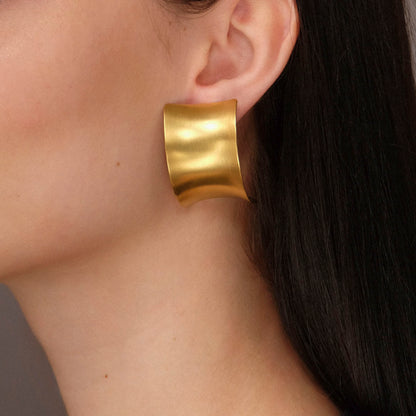 Orecchini_Alchimia_Dorato_Indossato_Lateriale_Katherina_Vassou