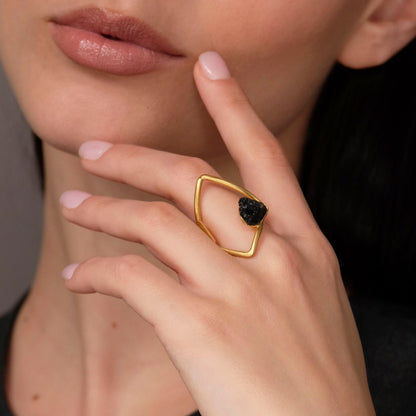 Anello Vulcanica - Dorato con agata nera