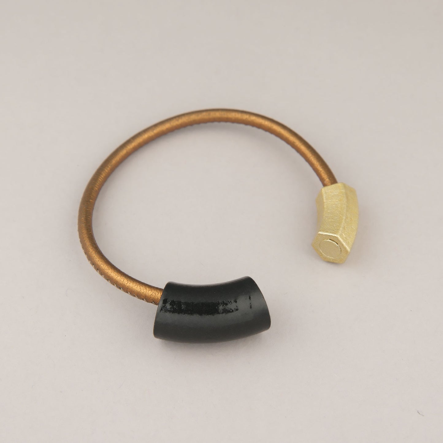 Bracciale Tube - Nero e Dorato