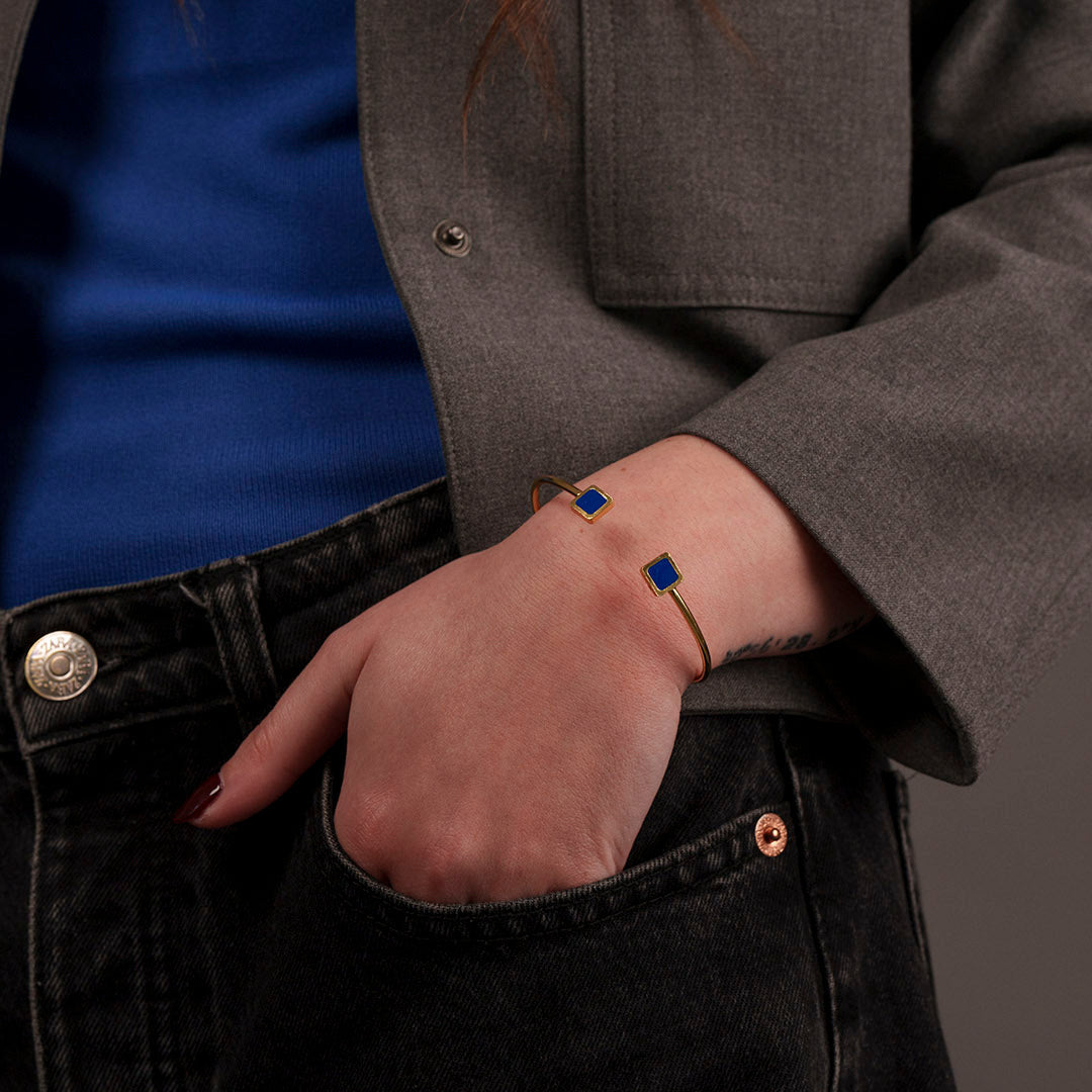 bracciale-donna-filo-quadrati-blu-indossato-francesca-bianchi-design