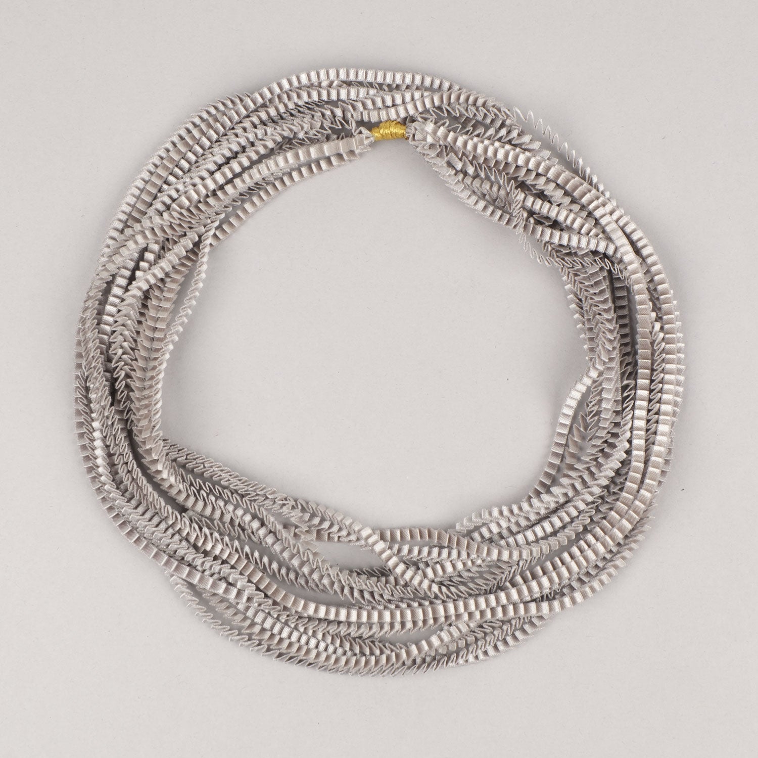 collana-Seta-argenteo-frontale-Alexandra-Tsoukala