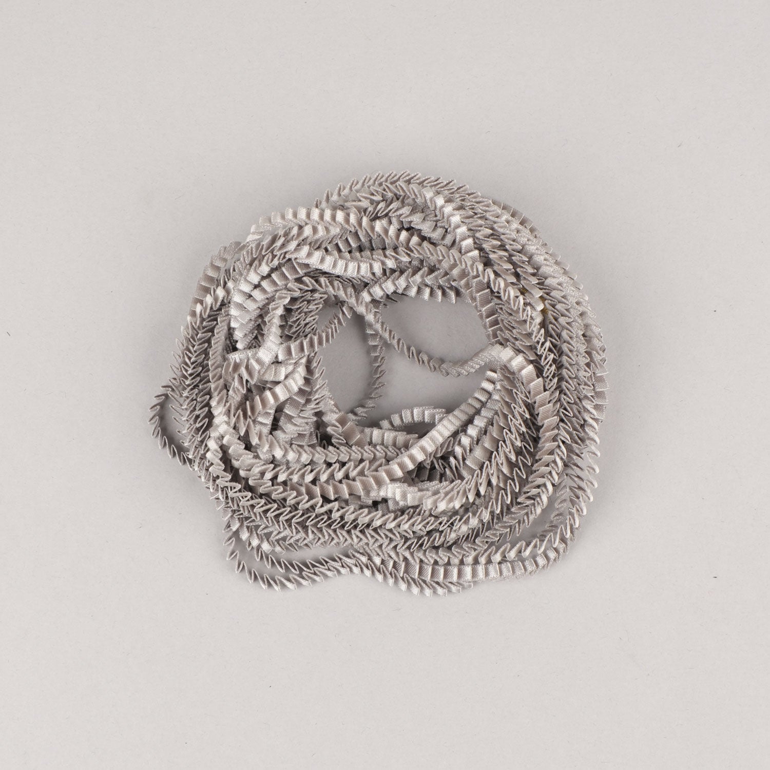 collana-Seta-argenteo-frontale2-Alexandra-Tsoukala