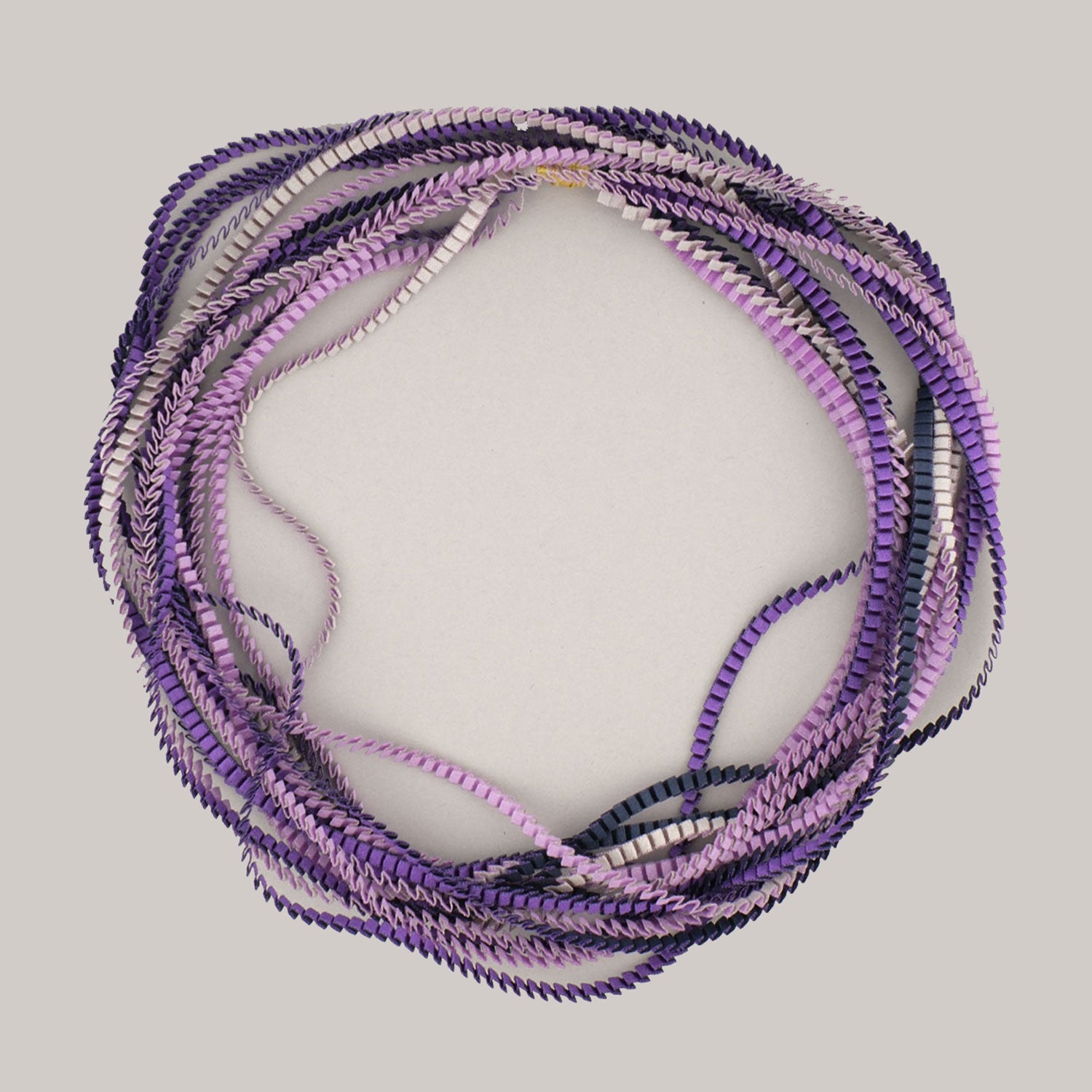 collana-Seta-magnetica-frontale2-Alexandra-Tsoukala