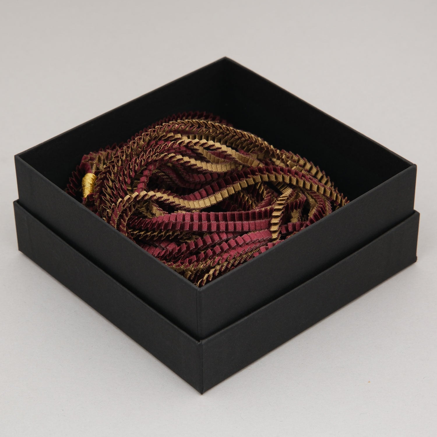collana-Seta-meteora-Packaging-Alexandra-Tsoukala
