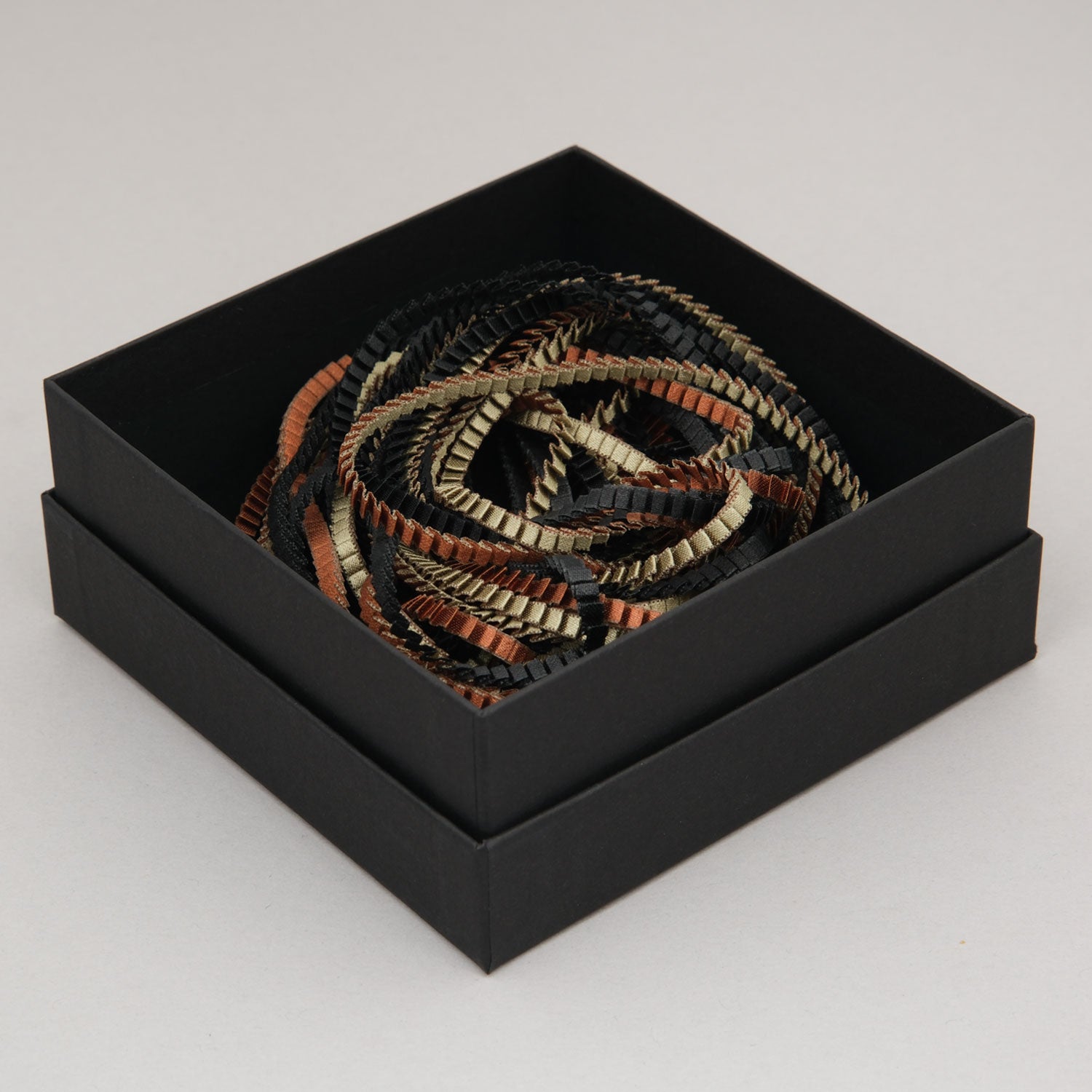 collana-Seta-nebbia-Packaging-Alexandra-Tsoukala